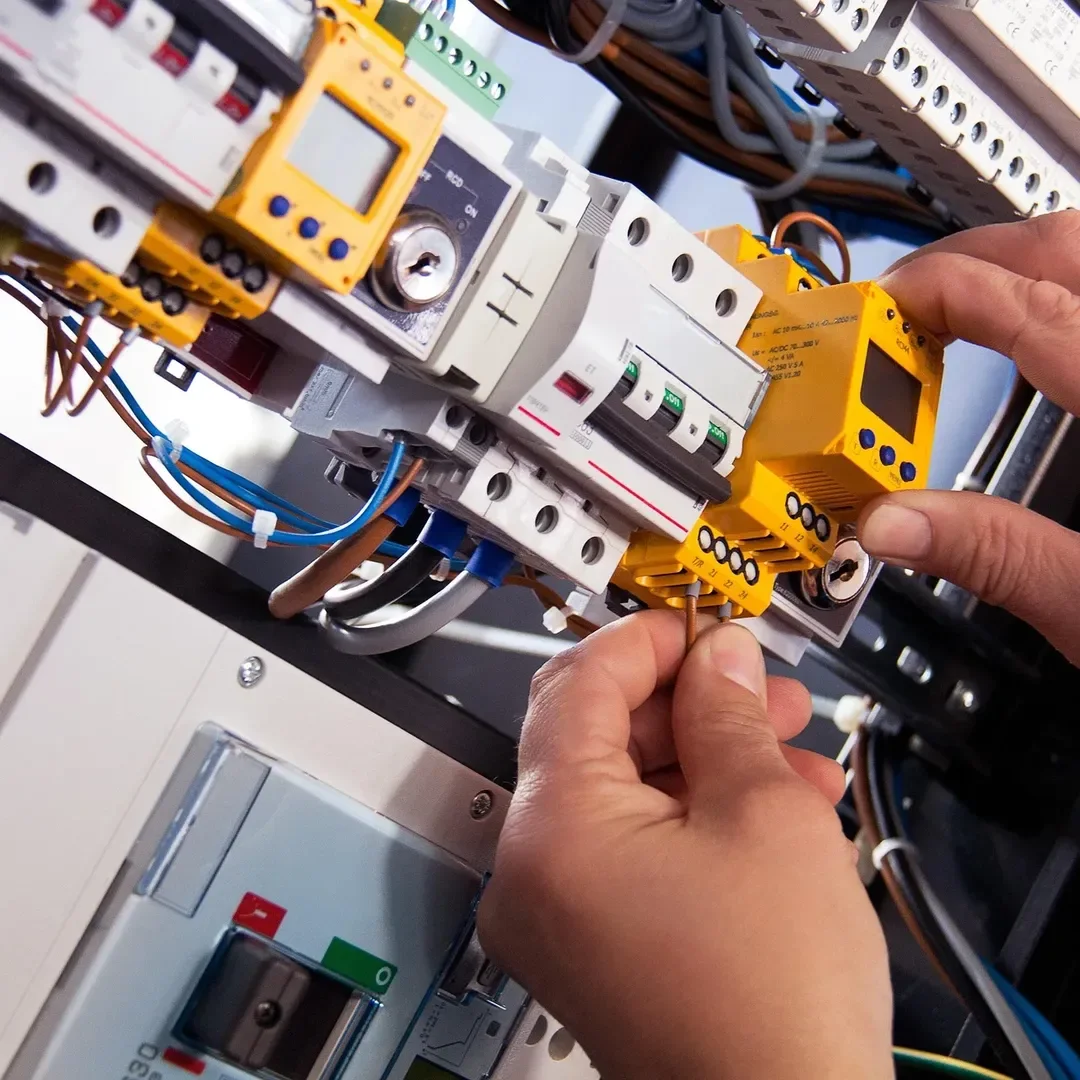 Detail práce na elektro rozvádzači